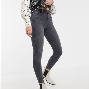 Topshop MOTO Jamie Jeans in Washed Black 25W30L